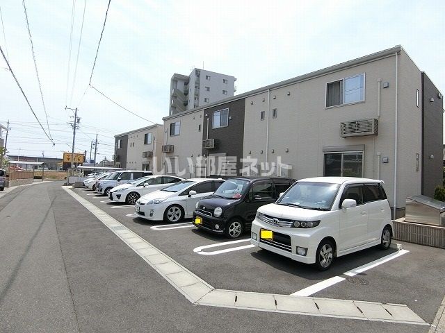 【津市栗真中山町のアパートの駐車場】