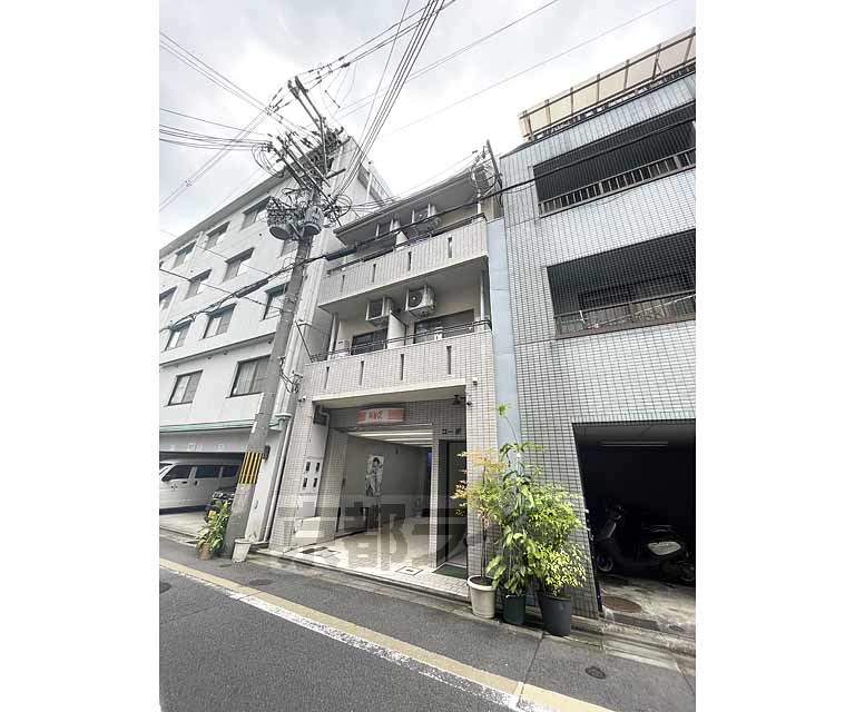 京都市下京区粉川町のマンションの建物外観