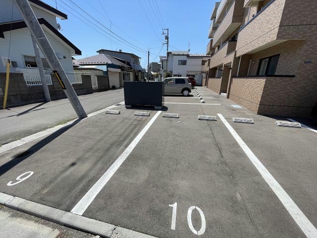 【函館市松川町のマンションの駐車場】