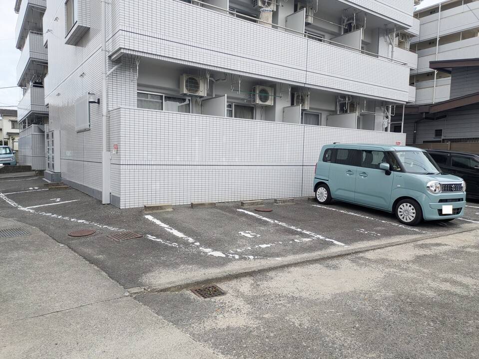 【松山市中村のマンションの駐車場】