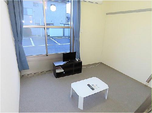 居室・リビング　カーテンやテーブル、テレビも備え付けです