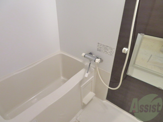 バス・シャワールーム　バスルームはこちらです。広々としてゆったり休めます。