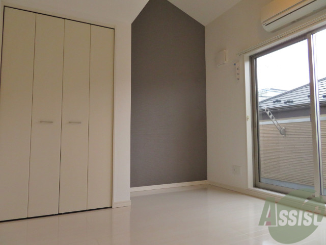 居室・リビング　リビングは、広々していて陽当たりもよさそうですね。