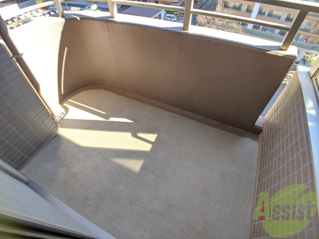 バルコニー　バルコニーは広めで、洗濯物が捗りそうですね。