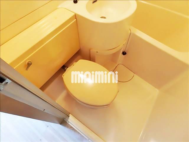 トイレ　便座に座って正面にトイレットペーパーホルダーあります。