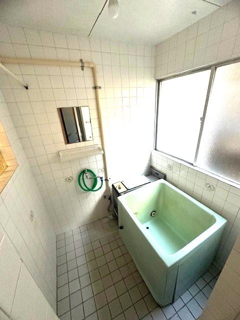 バス・シャワールーム　大きな窓があります。