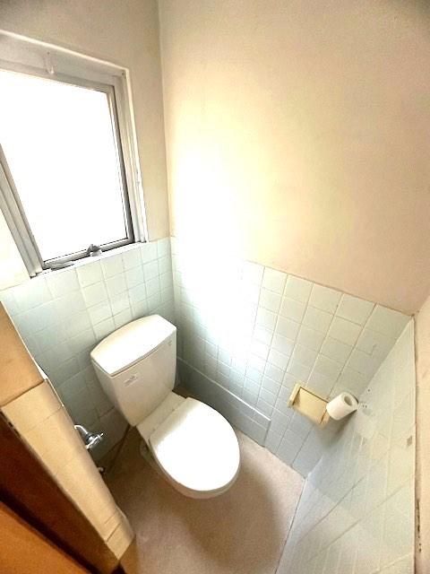 トイレ　小窓があり、換気もバッチリです！