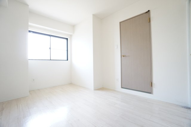 居室・リビング　※同物件・反転タイプの写真です。