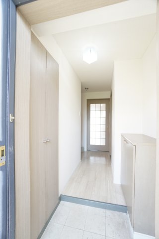 玄関　※同物件・反転タイプの写真です。