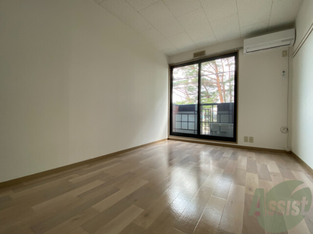 居室・リビング　リビングは窓から差し込む日差しでとても明るいですね。