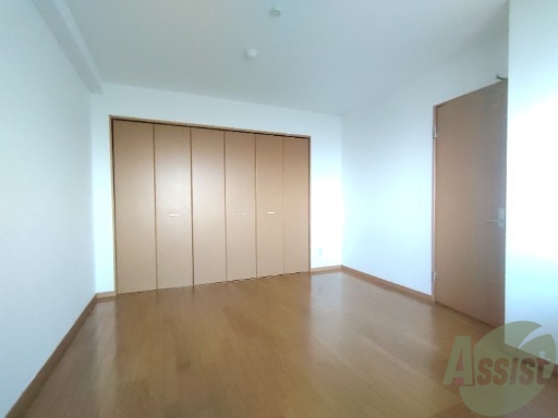 その他部屋・スペース　６帖の洋室です。広々として、きれいですね。