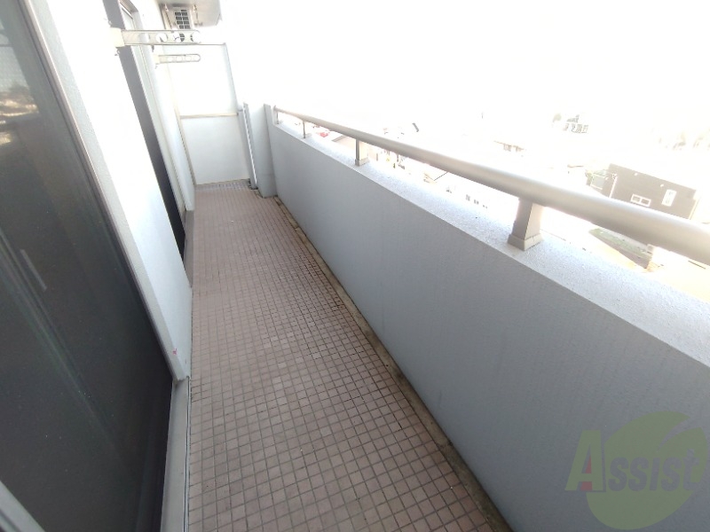 バルコニー　バルコニー。洗濯物がはかどりそうな広さがありますよ。