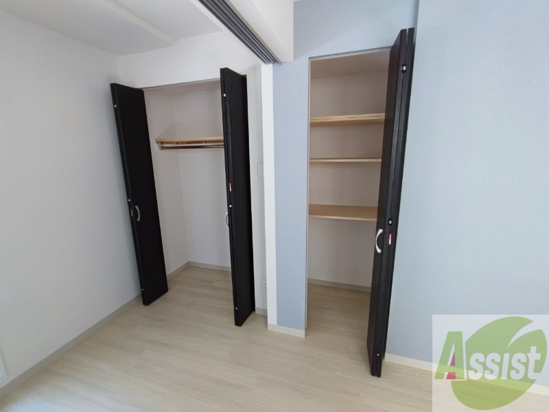 収納　こちらの収納にはハンガーをかけて服もしまえますね。　"