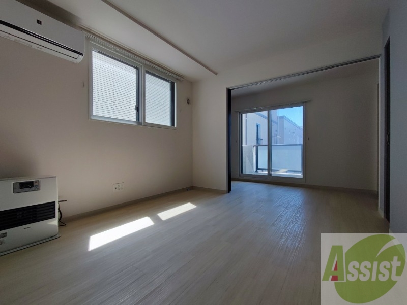 居室・リビング　明るいお部屋は気持ちよく過ごせそうですね。