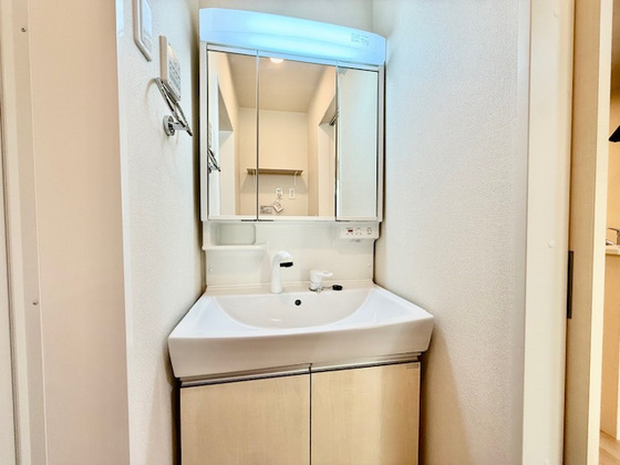 洗面設備　※掲載写真は同マンション別部屋参考写真となります。
