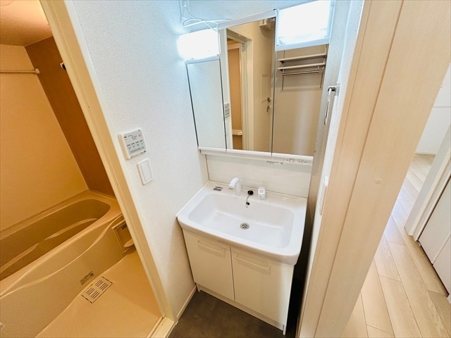 洗面設備　同一建物内３０２号室内装写真転載
