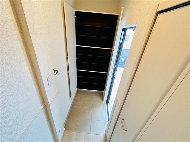 玄関　同一建物内３０２号室内装写真転載