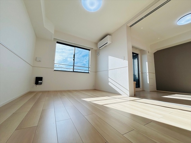 居室・リビング　同一建物内３０２号室内装写真転載