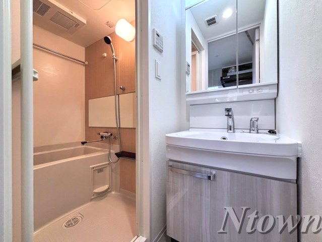 洗面設備　ゆったりとスペースのある洗面所