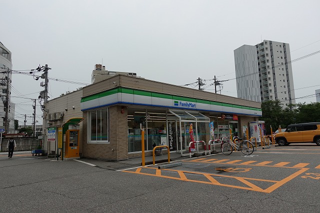 コンビニ　ファミリーマート（コンビニ）まで485m