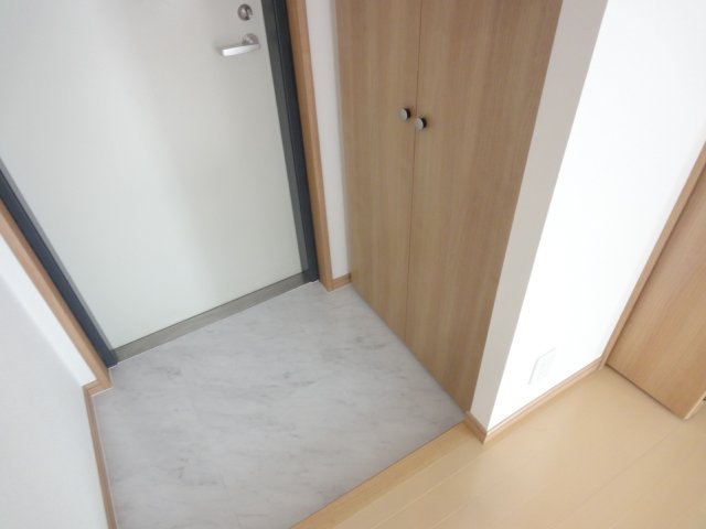玄関　同物件、別号室のものです。