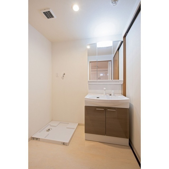 洗面設備　三面鏡洗面化粧台・室内洗濯機置　※イメージ