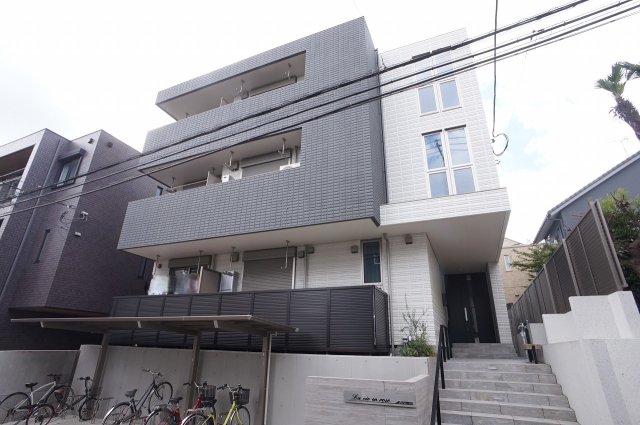 建物外観　シャープさがあり、2色のコントラストが織りなす美しい建物です