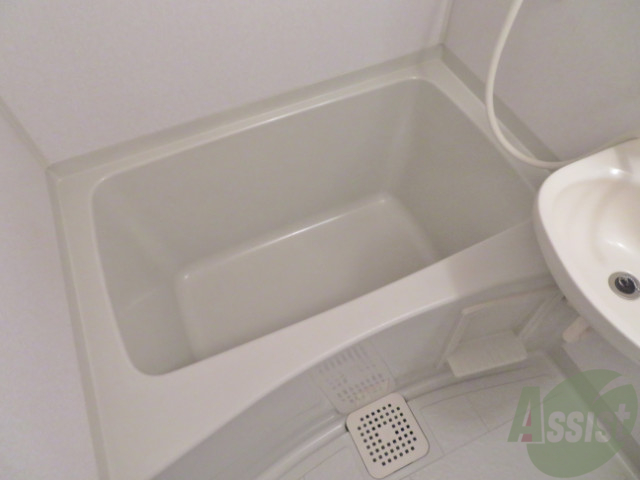 バス・シャワールーム　浴室はゆったりと浸かれるサイズ感になっています。