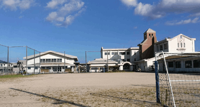 小学校　桑名市立城東小学校（小学校）まで562m