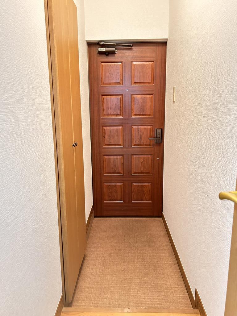 玄関　※画像は別部屋（同間取り）の参考画像となります