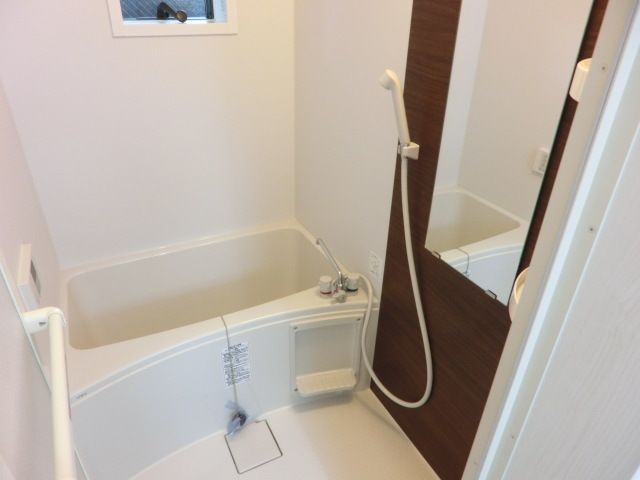 バス・シャワールーム　清潔感のあるバスルームです。