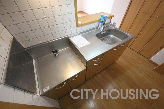キッチン　※同タイプ部屋の写真です。