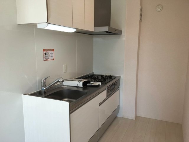 キッチン　3口コンロ・グリル付のシステムキッチンです♪