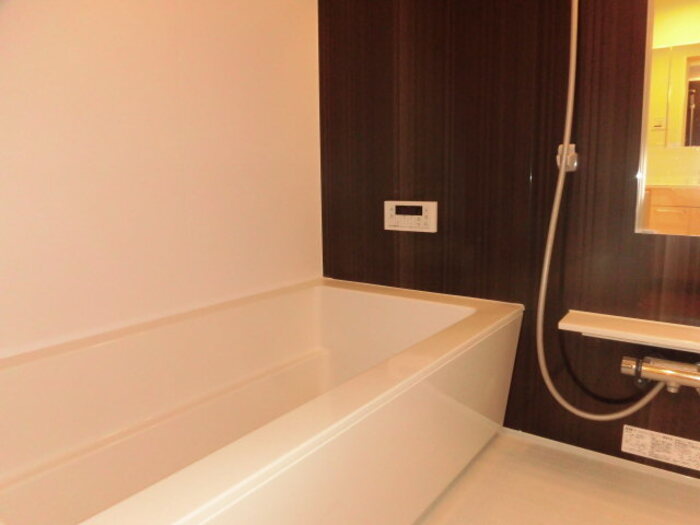 バス・シャワールーム　追い焚き・浴室乾燥機付きのお風呂です♪