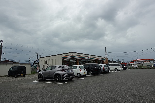 コンビニ　セブンイレブン（コンビニ）まで565m