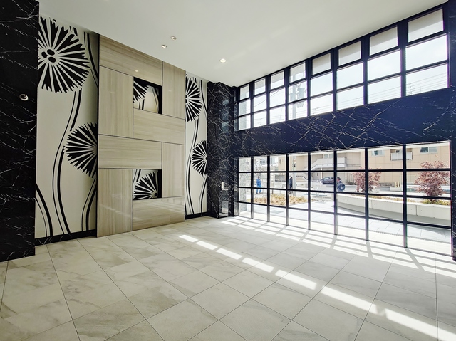 ロビー　解放感あふれるエントランス・宅配ＢＯＸ