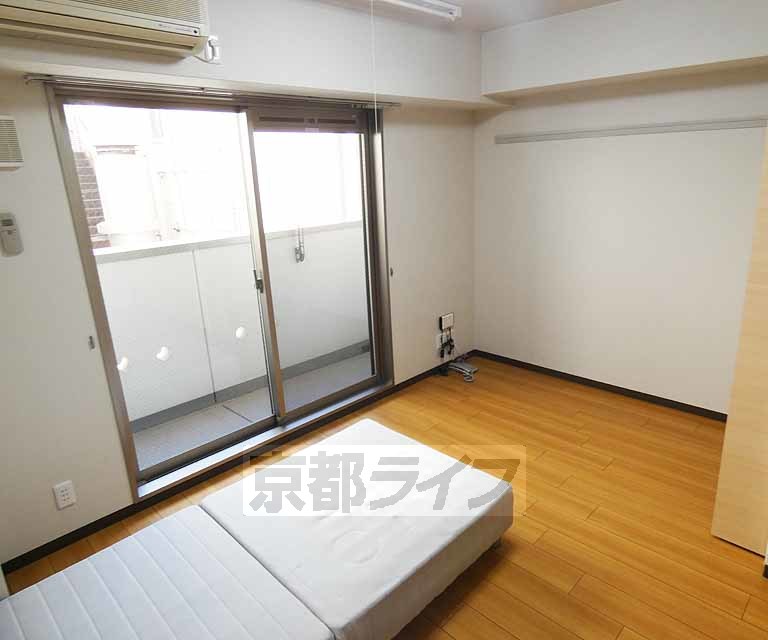 居室・リビング　ベッド付きです。