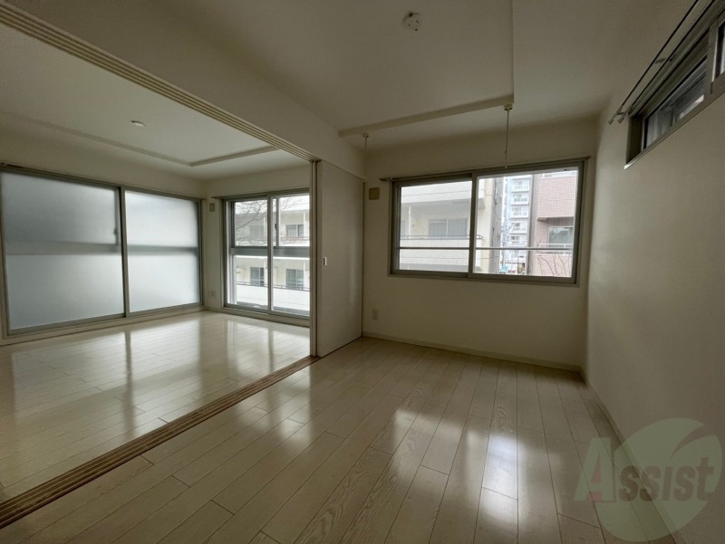 その他部屋・スペース　寝室はこちらです。光が差し込む、温かみのあるお部屋です。