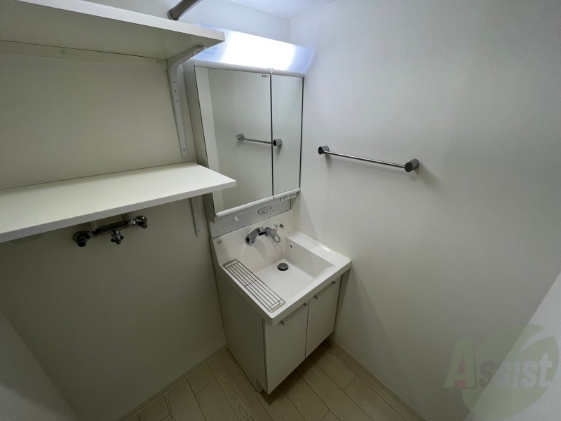 洗面設備　独立洗面台です。大きくてよいですね。シャンプーもできます。