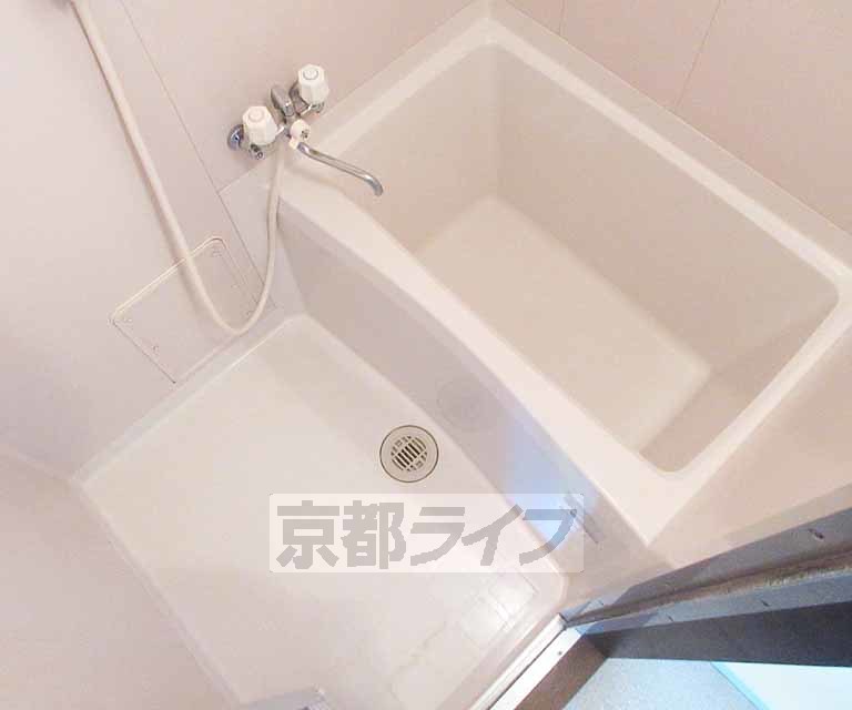 バス・シャワールーム　清潔感のある風呂場です。