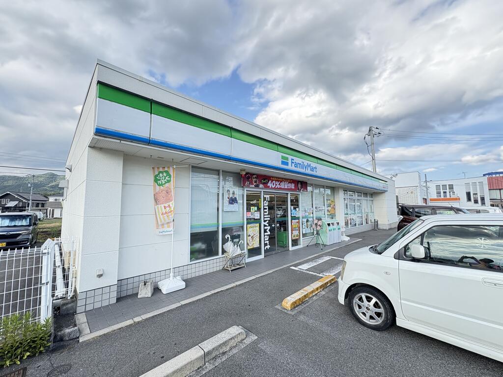 コンビニ　ファミリーマート八本松東三丁目店（コンビニ）まで615m