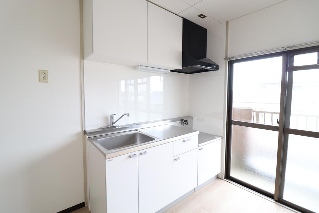 キッチン　流し台新品、上部の棚・換気扇新品です。混合水栓