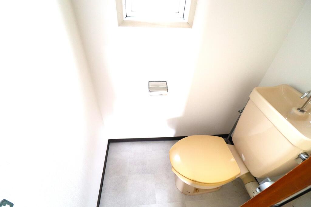 バス・シャワールーム　トイレにも窓があります