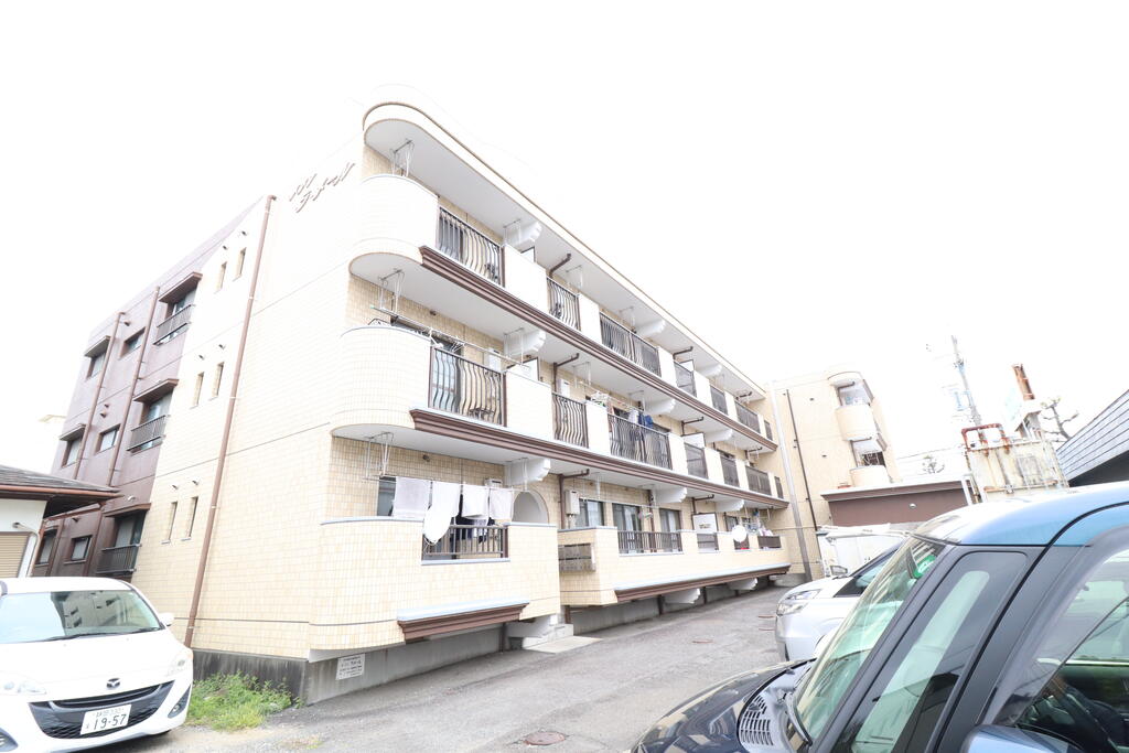 建物外観　3階建て南側駐車場になっております