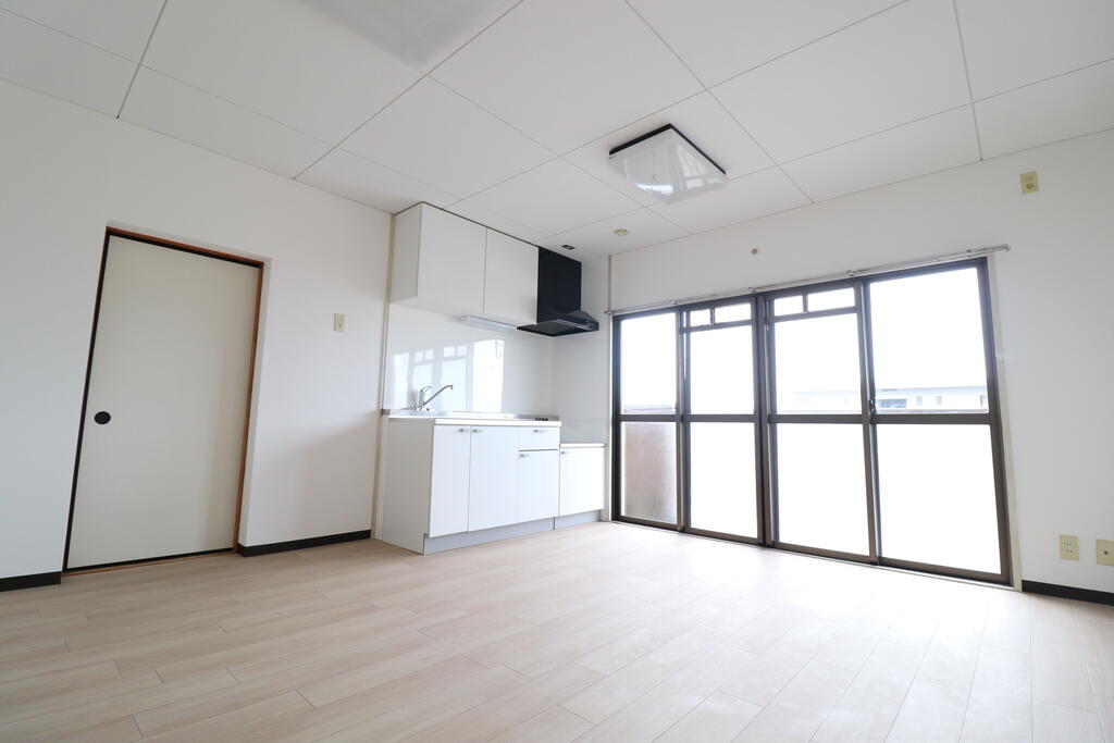 居室・リビング　南向きの日当たりの良いリビングです。クロス床交換済み