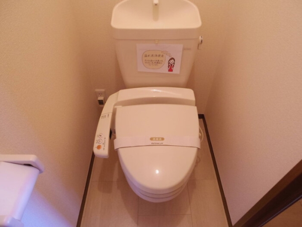 トイレ　温水シャワー付きトイレです