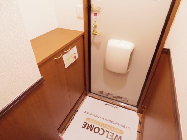 玄関　玄関にはシューズボックス付き
