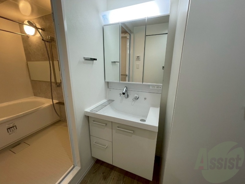 洗面設備　大きくて使いやすそうな独立洗面台になっています。