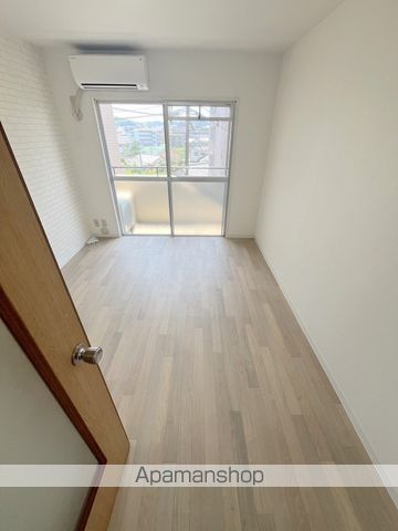 ライヴリー加納の居間写真