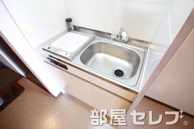 キッチン　システムキッチン。他号室の写真です。